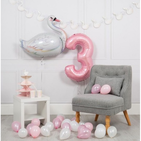 Композиция из воздушных шариков Для малышки с лебедем 